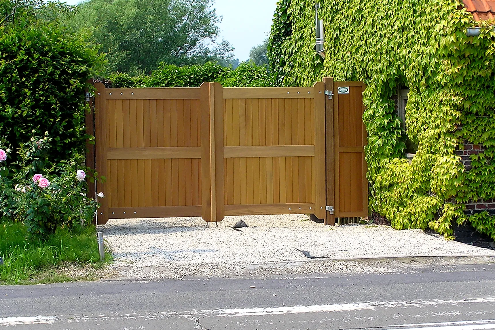 Parkeerpoort van exotisch iroko-hout